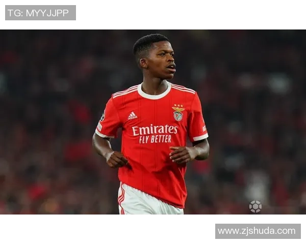 世界杯激战本菲卡与巴萨平局补时进球引发争议判罚全场沸腾