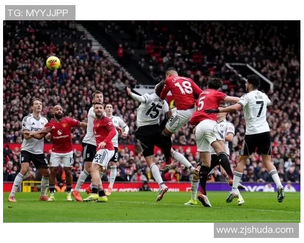 国王杯激战曼联与国米平局补时进球引发争议判罚引爆全场气氛 国王杯激战曼联与国米平局补时进球引发争议判罚引爆全场气氛