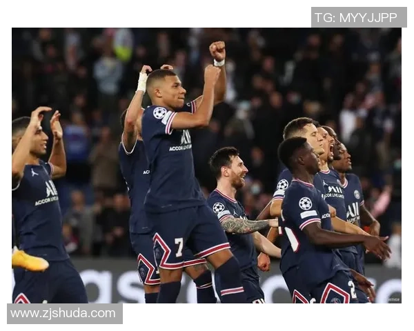 中超激战：AC米兰大胜里昂六比二引发全场轰动